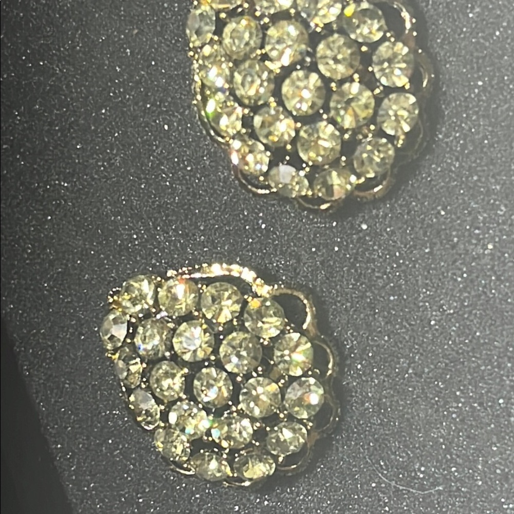 Weiss vintage 1950’s Elegant rhinestones that sparkle Gold tone clip Earrings - Picture 11 of 15